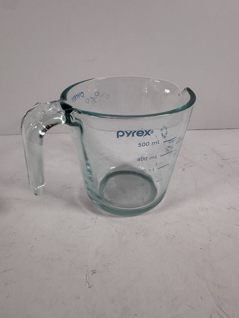 Vintage Pyrex 500mL Glass Measuring Cup Blue Daisy Floral Batter Pitcher